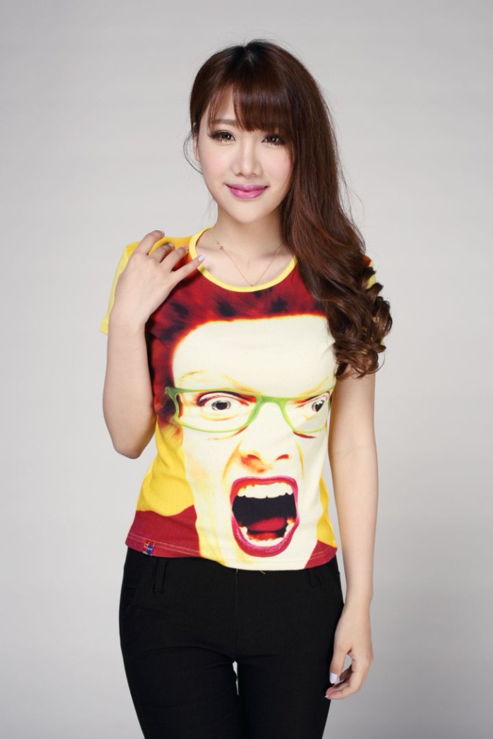 "Bold Expression Graphic T-Shirt – Vibrant Face Print"